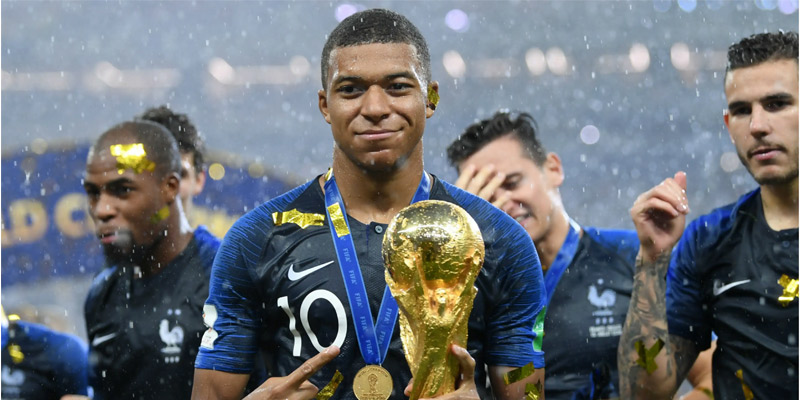 Mbappe bước lên đỉnh cao thế giới cùng đội tuyển Pháp